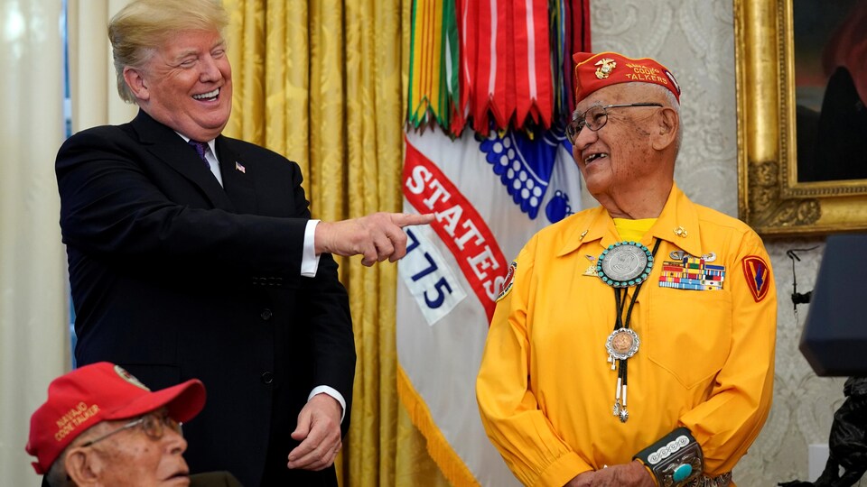 Le président américain Donald Trump a rendu hommage à des anciens combattants Amérindiens à la Maison Blanche pour leur rôle pendant la Seconde Guerre mondiale.