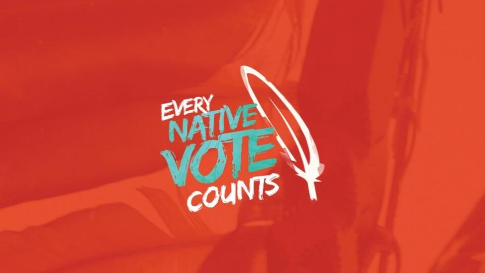 Slogan de la campagne sur fond rouge avec une plume blanche.
