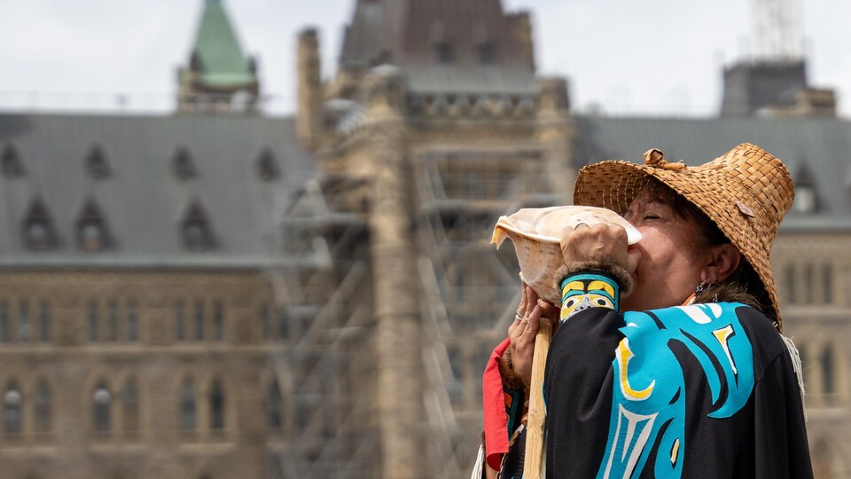 Une Autochtone procède à une cérémonie sur la colline du Parlement à Ottawa.