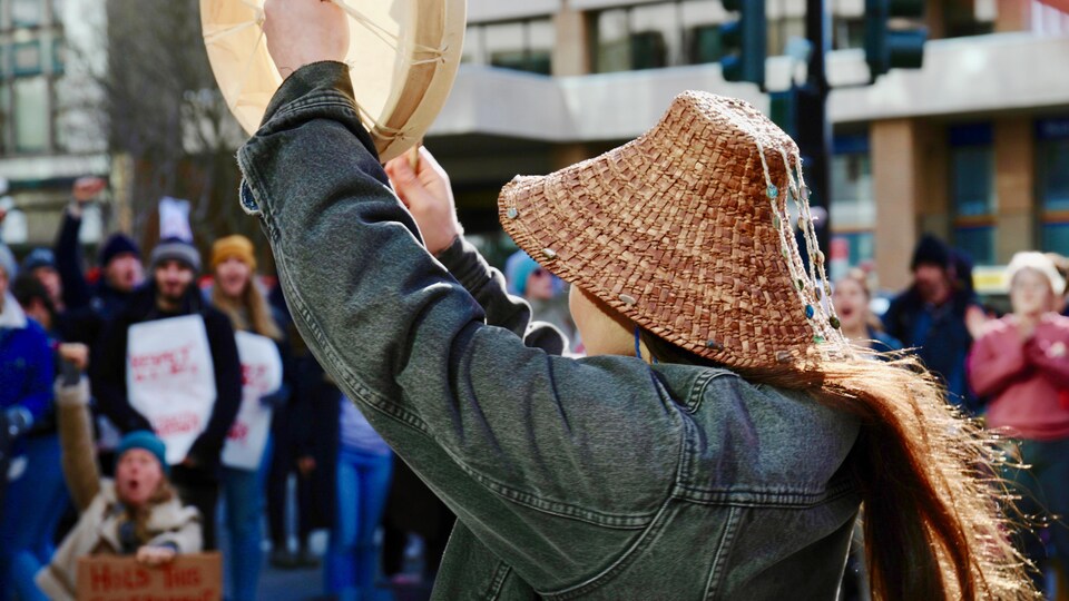 Des manifestants autochtones jouent du tambour à Victoria. 