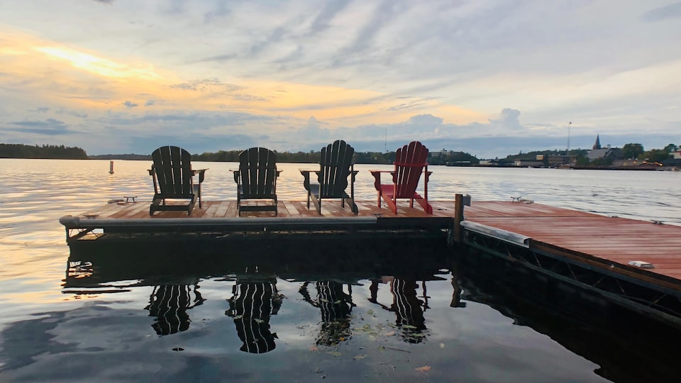 Un quai flottant avec quatre chaises longues sur le Lac des Bois à Kenora, dans le Nord-Ouest de l'Ontario.