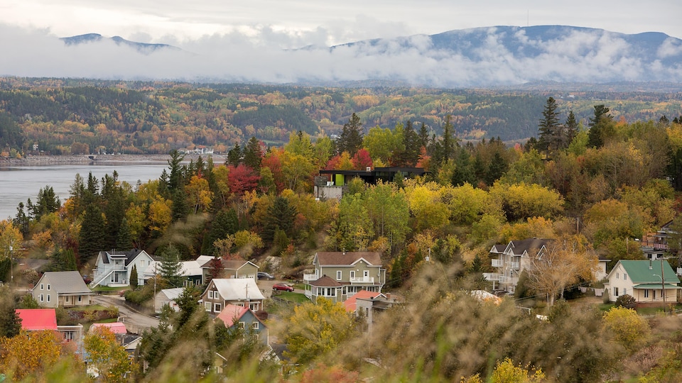 Une vue de Saguenay avec les couleurs d'automne.