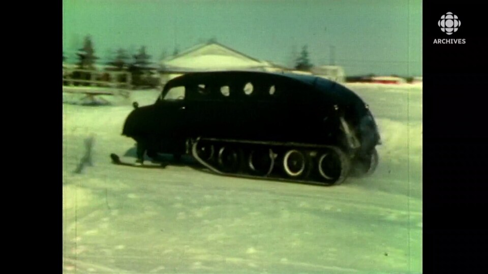 Autoneige sur la neige.