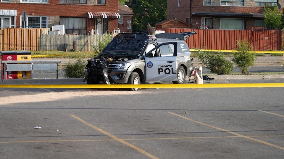 Une voiture de police accidentée.