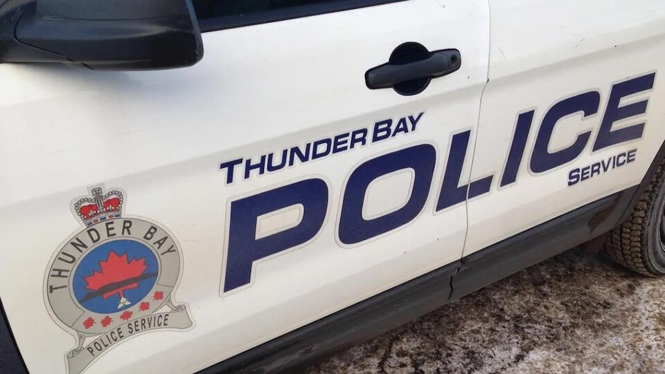 Inscription Thunder Bay Police Service.