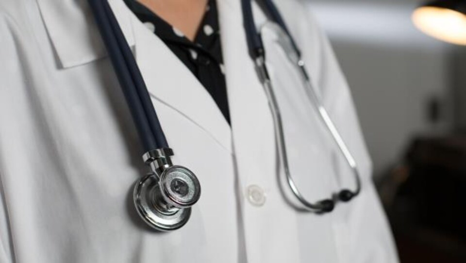 Un torse de médecin