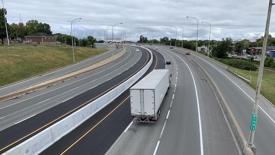 Des voitures sur l'autoroute en été.
