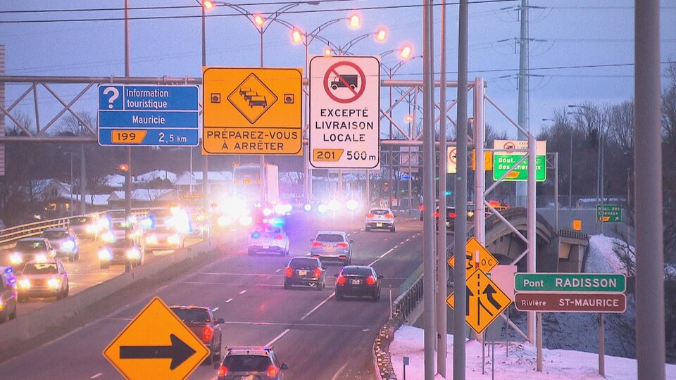 Voitures et camions circulent sur le pont Radisson.