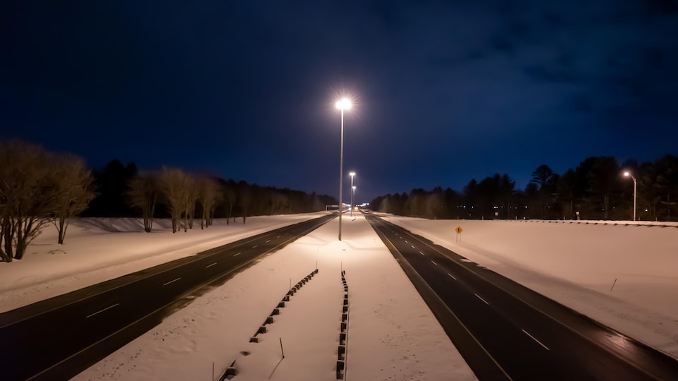 Deux voies désertes de l'autoroute 40 à Trois-Rivières.