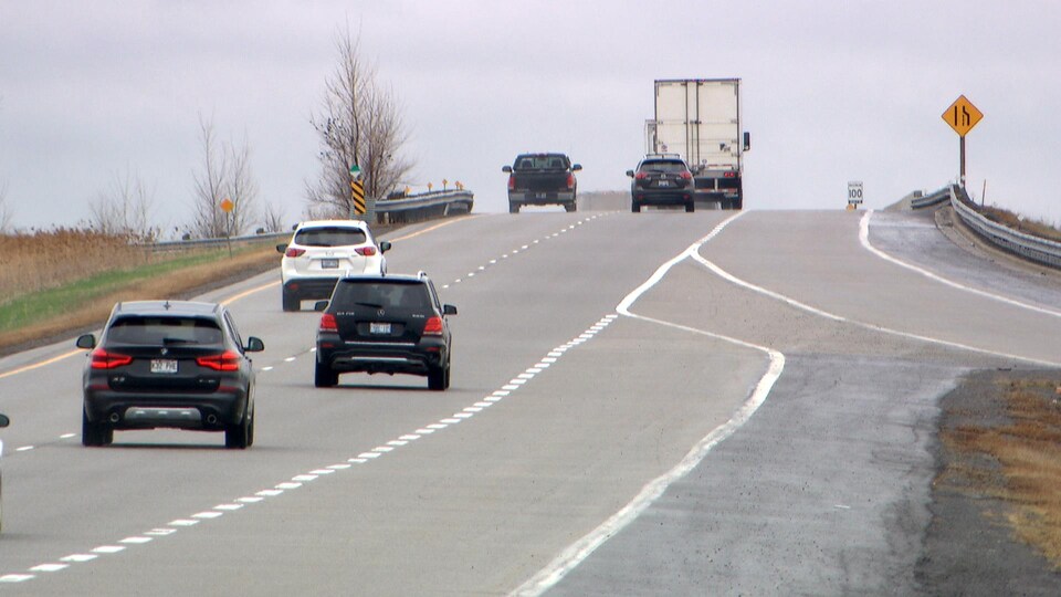 Des véhicules circulent sur l'autoroute 417.