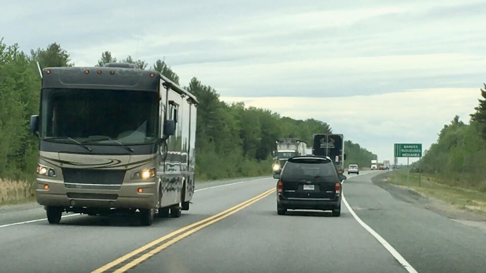 Des véhicules sur une autoroute.