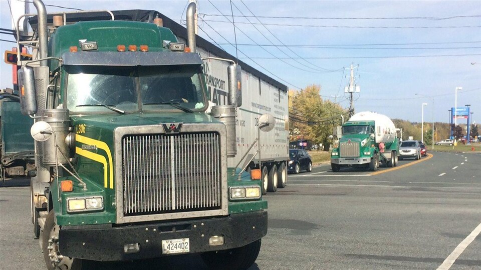 Le maire Claude Morin s'inquiète de la présence de poids lourds au centre ville de Saint-Georges.