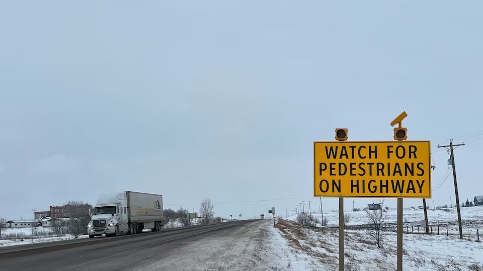Une image de l'autoroute 901 montrant un panneau invitant les automobilistes à faire attention aux piétons.
