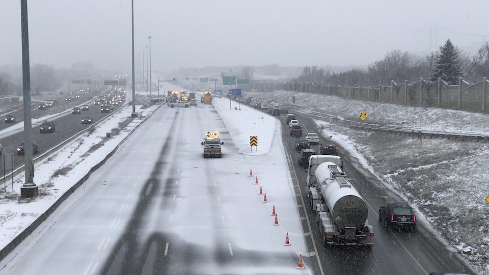 La voie de l'autoroute 15 nord sous la neige.