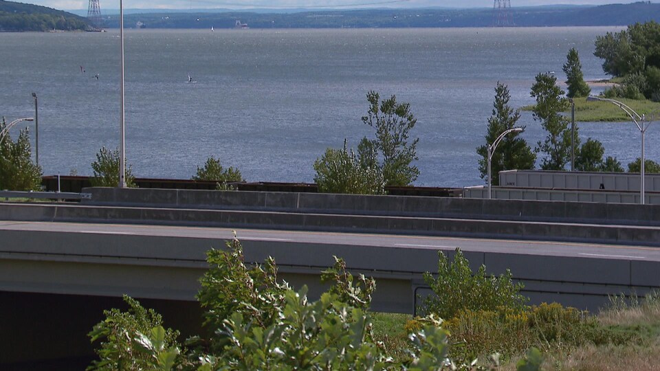 L’autoroute Dufferin-Montmorency en été avec, en arrière-plan, le fleuve Saint-Laurent, la Rive-Sud et l’île d’Orléans.