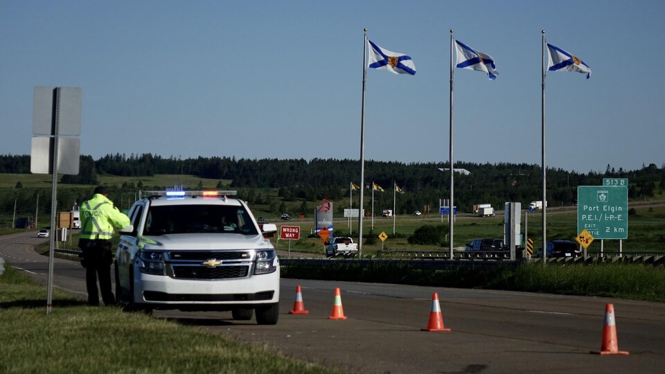 Autoroute et voiture de la GRC.