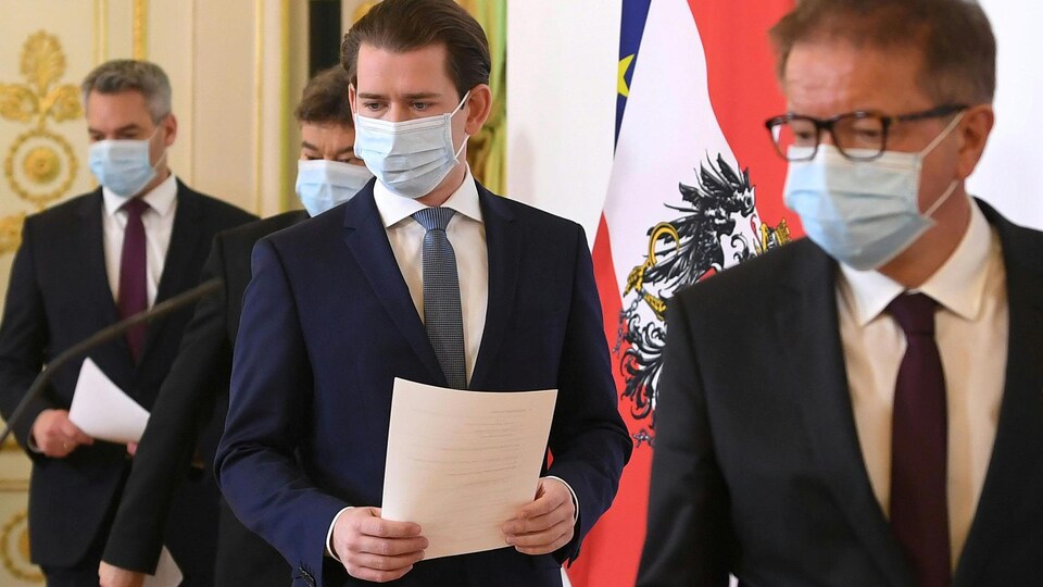 Le chancelier autrichien Sebastian Kurz et d'autres ministres arrivent masqués pour une conférence de presse.