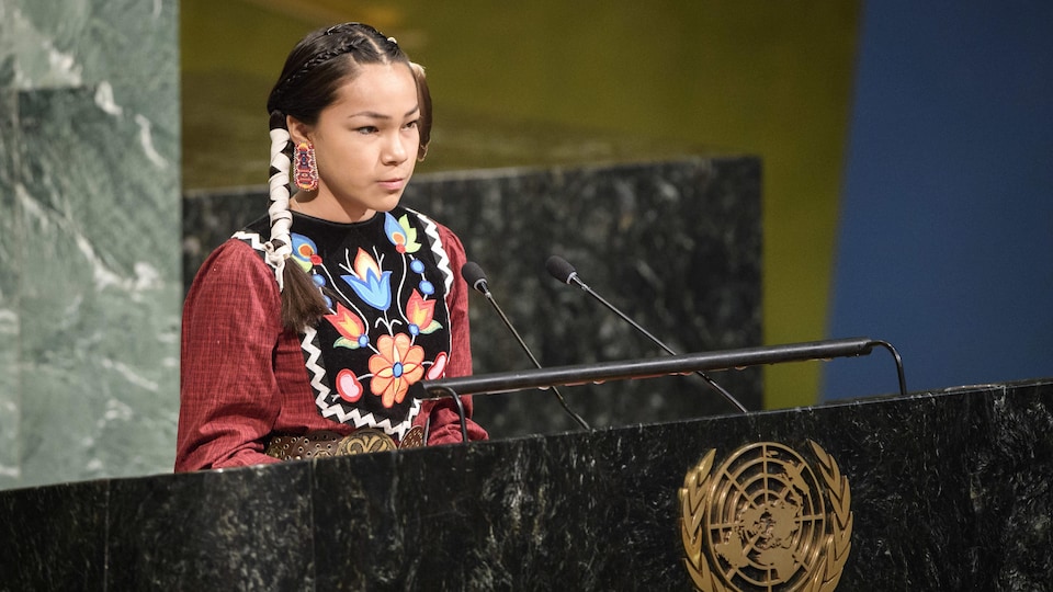 Autumn Peltier, 13 ans, une Anishinaabe de l'Ontario, prend la parole à l'Assemblée générale pour le lancement de la Décennie internationale d'action sur l'eau pour le développement durable, le jeudi 22 mars 2018, à New York.