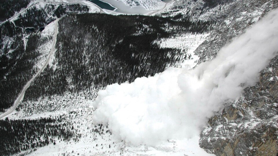 Une avalanche dans les Rocheuses albertaines.