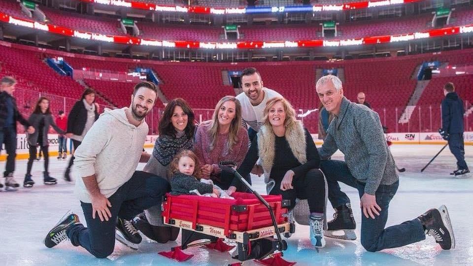 La famille de Mario Leblanc sur la patinoire du Canadien de Montréal avant la pandémie.