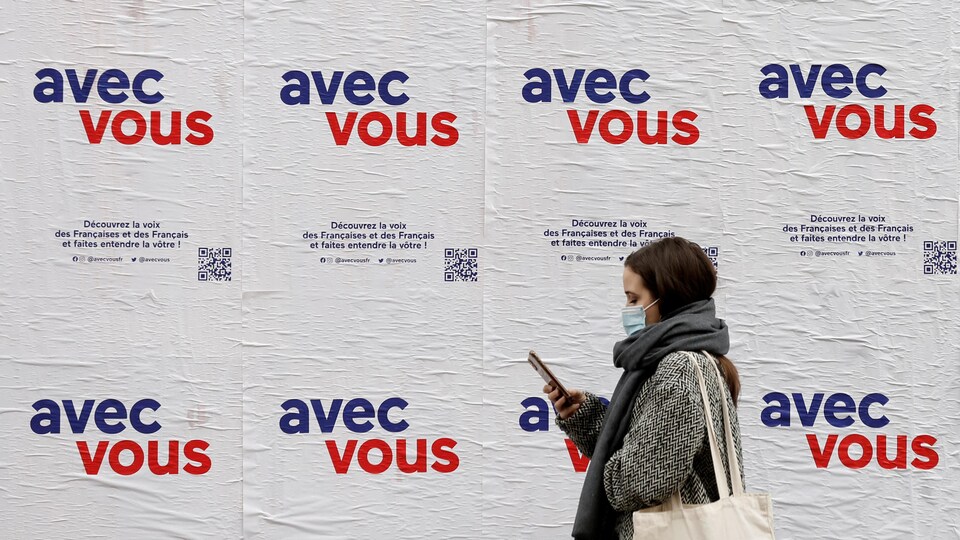 Des affiches politiques placardées. 