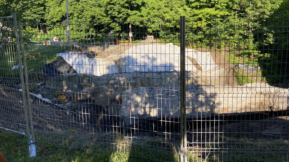 Le chantier de remplacement du pont du Petit-Pré. On voit les restes de la structure du pont qui sera remplacé.