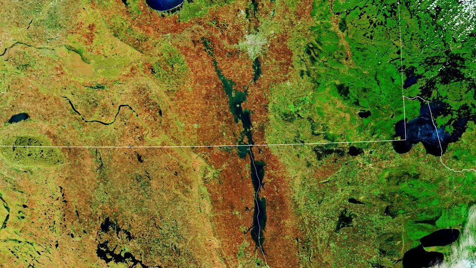 Une image satéllite montrant les inondations autour de la vallé de la rivière Rouge, au Manitoba et aux États-Unis.