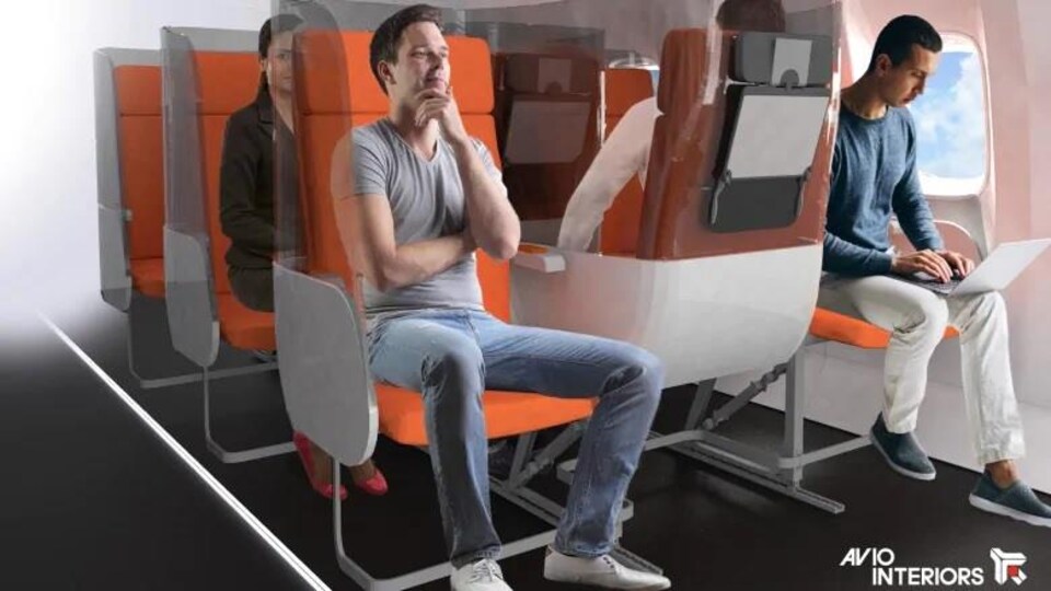Un concept de sièges d'avion hygiénique. On voit une rangée de trois chaises où chaque personne est protégée par un bouclier en plastique transparent. Le siège du milieu est orienté dans la direction opposé des deux autres sièges.