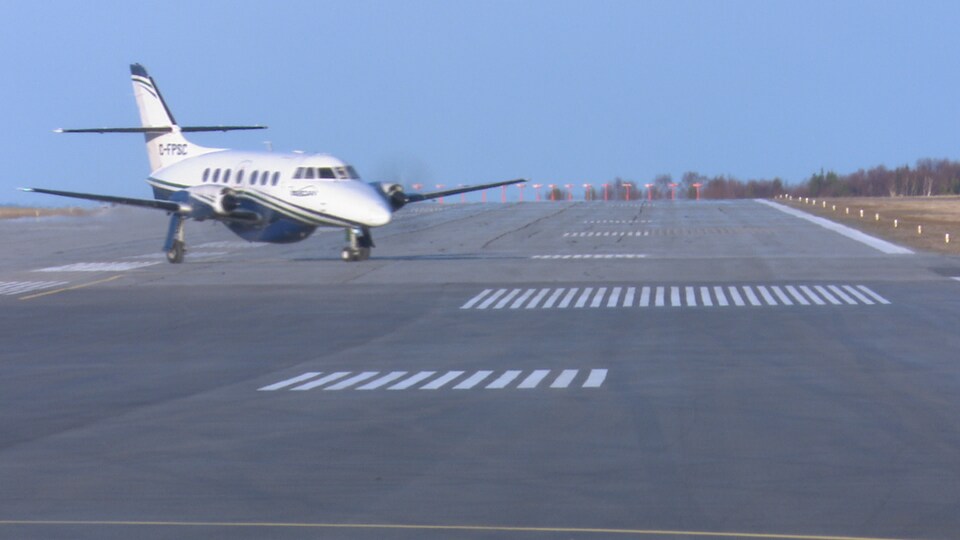 Un avion de la compagnie Pascan se pose sur la piste de l'aéroport de Mont-Joli.