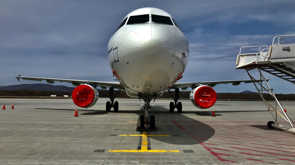 Un avion du transporteur Air Transat stationné sur le tarmac de l'aéroport de Québec jusqu'à nouvel ordre.