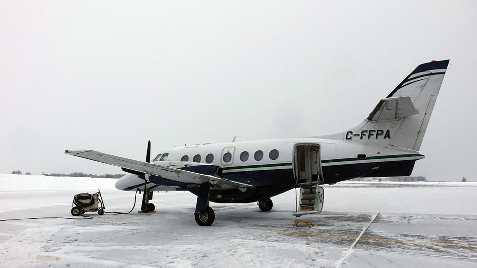Un petit avion est posé sur la piste d'atterrissage à Wabush.