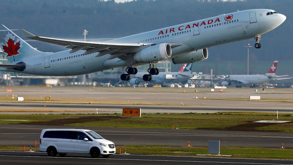 Un Airbus A330 d'Air Canada décolle de l'aéroport de Zurich.