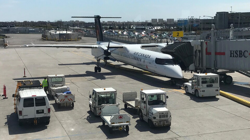 Un avion aux couleurs d'Air Canada Express.
