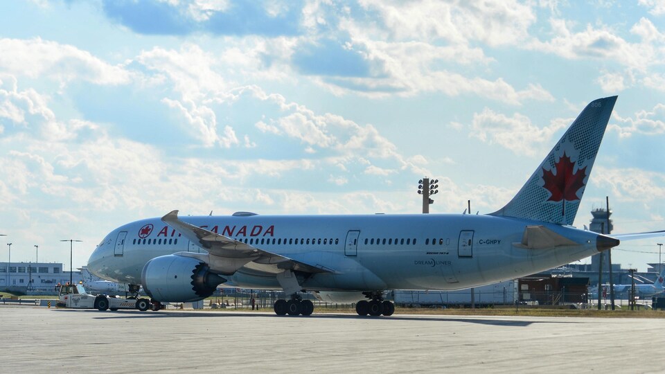 Un avion de la compagnie Air Canada sur le tarmac de l'aéroport de Montréal.