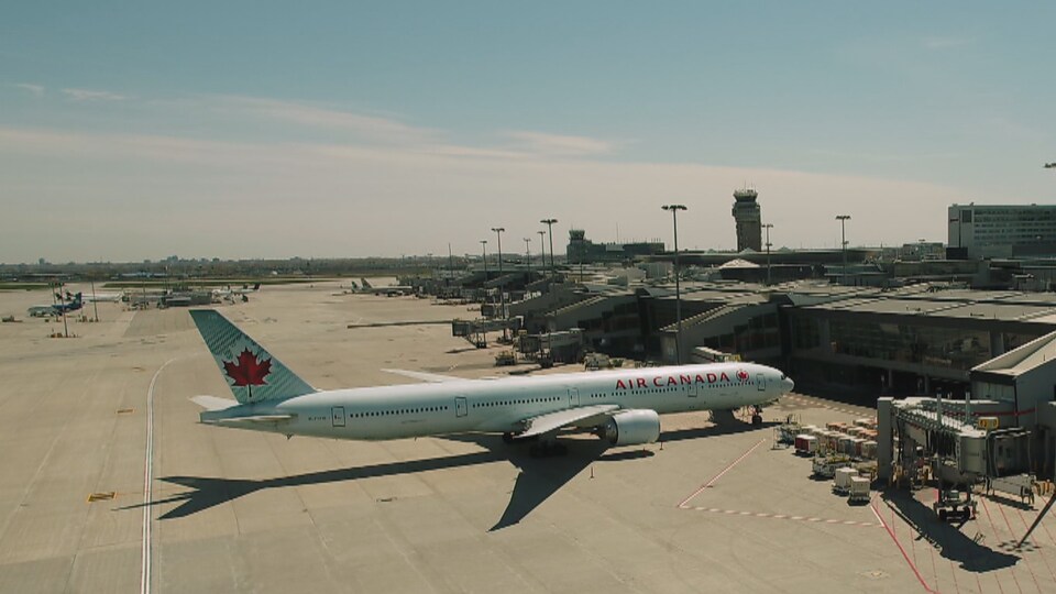 Un avion d'Air Canada sur le tarmac de l'aéroport de Montréal