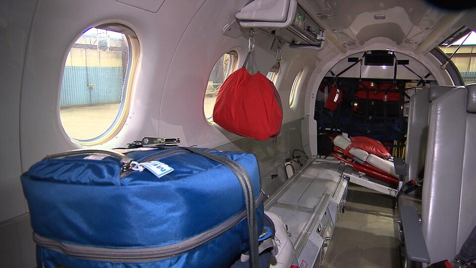Du matériel médical se trouve dans un petit avion. 