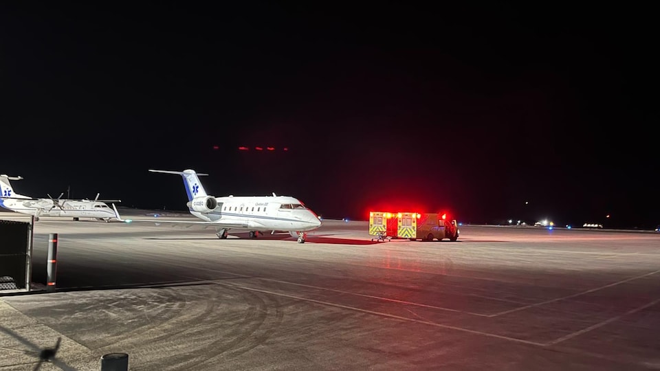 Des ambulances et des avion-ambulances sur le tarmac de l'aéroport de Mont-Joli.