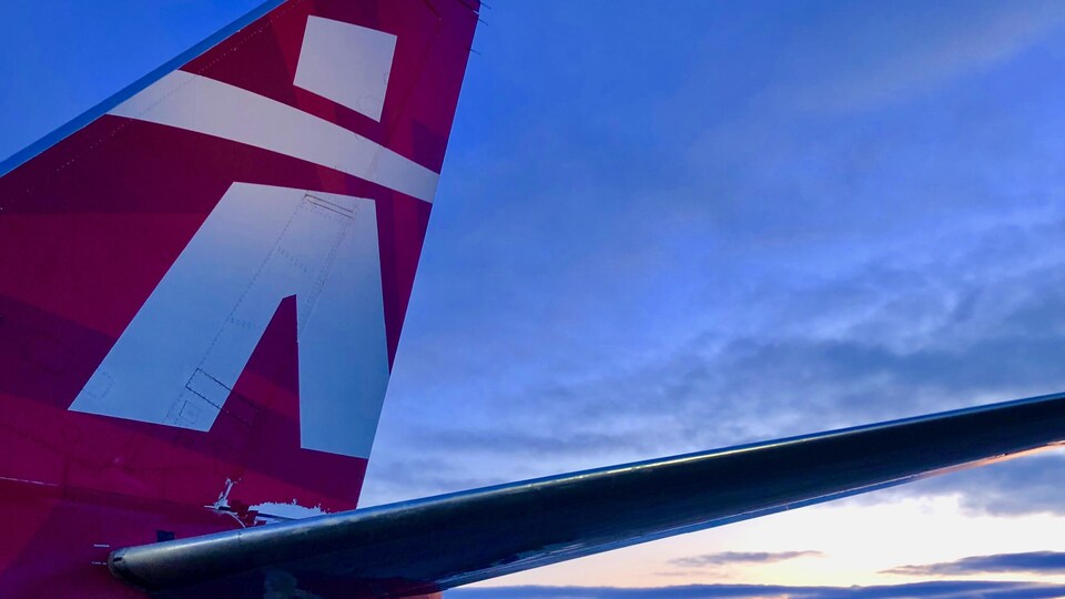 Un avion de la compagnie Canadian North est immobilisé à l'aéroport d'Iqaluit