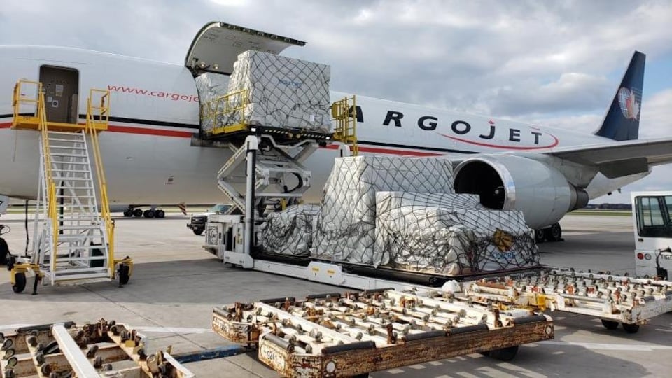 Une cargaison débarquée d'un avion.