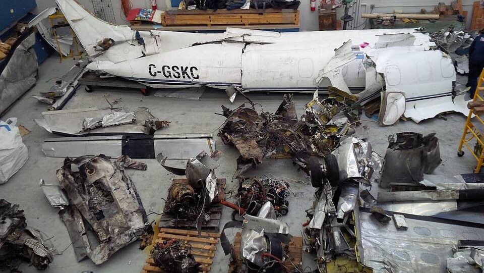 Les restes de l'avion de Carson Air dans un hangar du Bureau de la sécurité des transports du Canada.