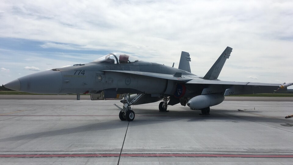 Un chasseur CF-18 se trouve au sol.
