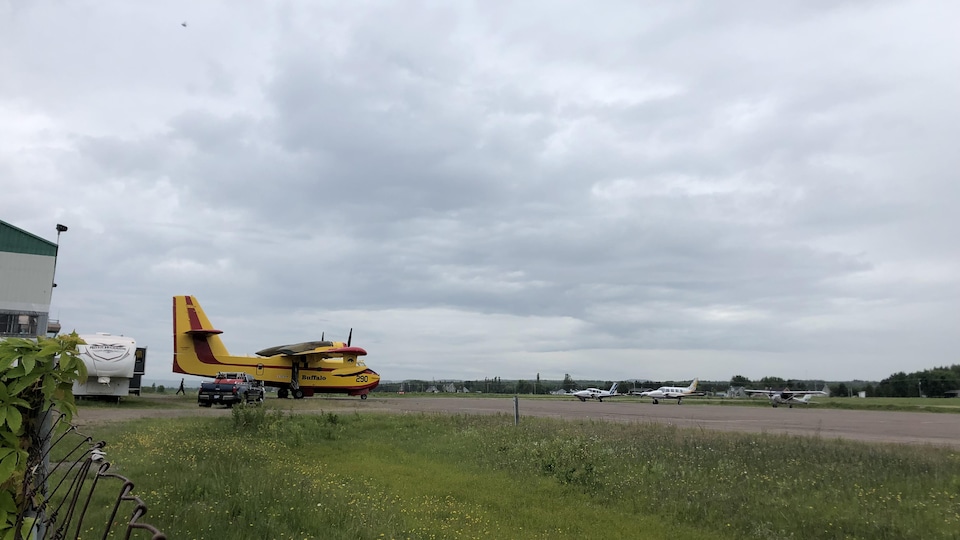 Un avion-citerne est sur le tarmac de la base de Roberval.