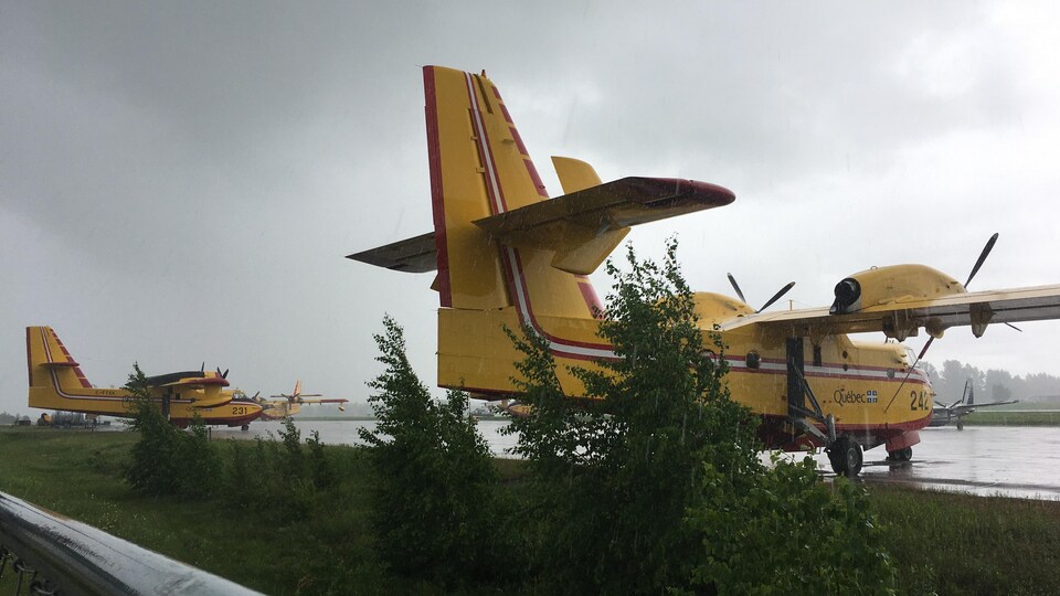 Des avions-citernes sont stationnés à l'aéroport de Roberval.