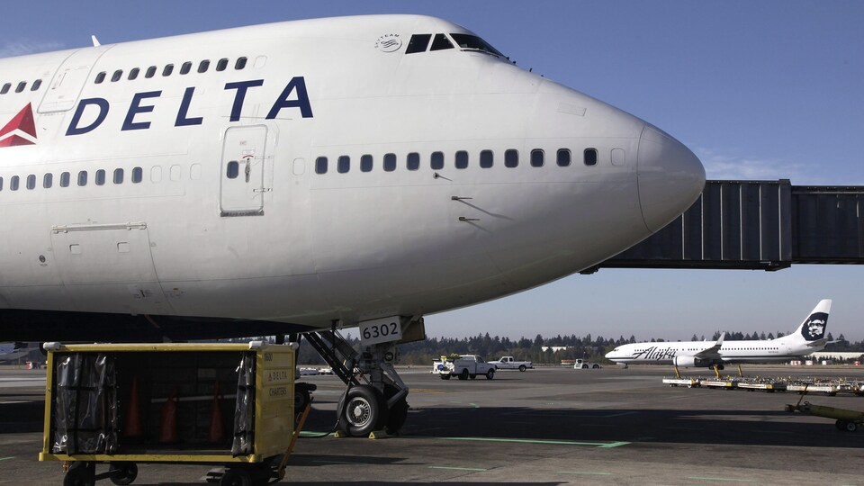Un avion Delta stationné.