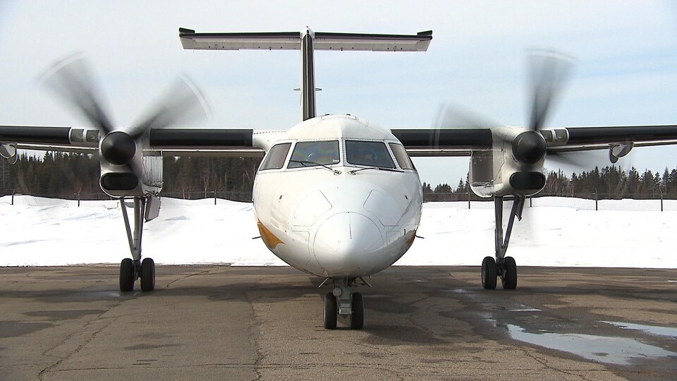 Un avion s'apprête à décoller.