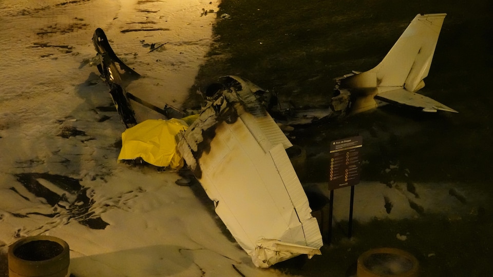 La carcasse d'un petit avion qui s'est écrasé.