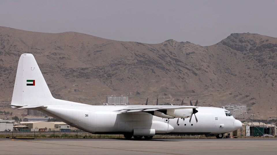 Un avion des Émirats arabes unis à l'aéroport de Kaboul.