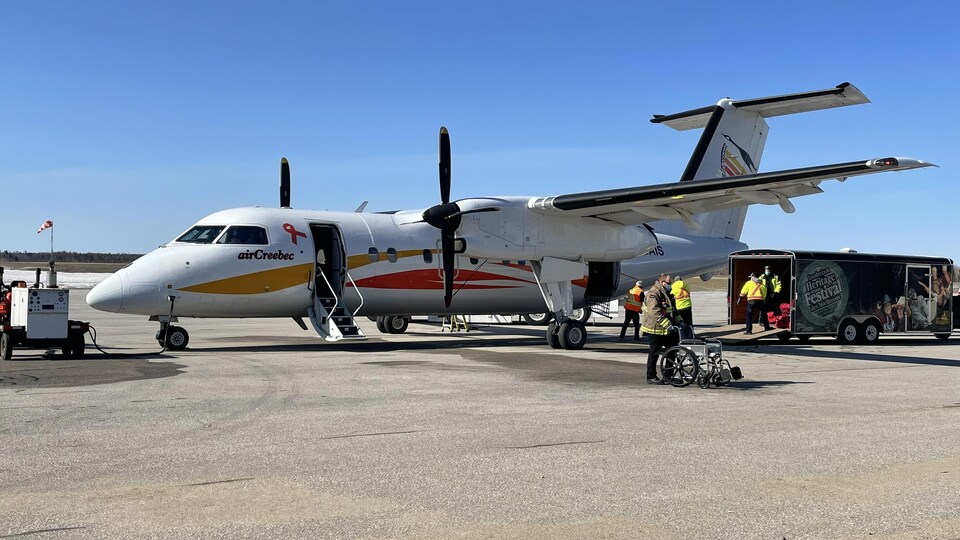 Un avion sur une piste d'atterrissage.