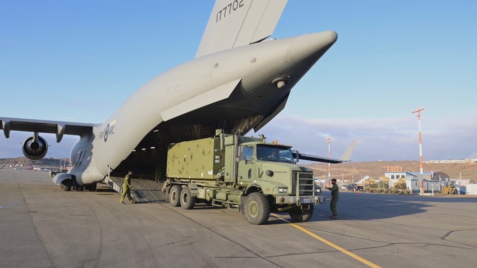 Un camion militaire sort d'un avion des Forces armées canadiennes à Iqaluit.