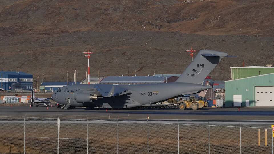 Un avion militaire est garé sur une piste de l'aéroport d'Iqaluit